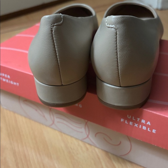 Easy Spirit Women's Beige Flats - Picture 4 of 11